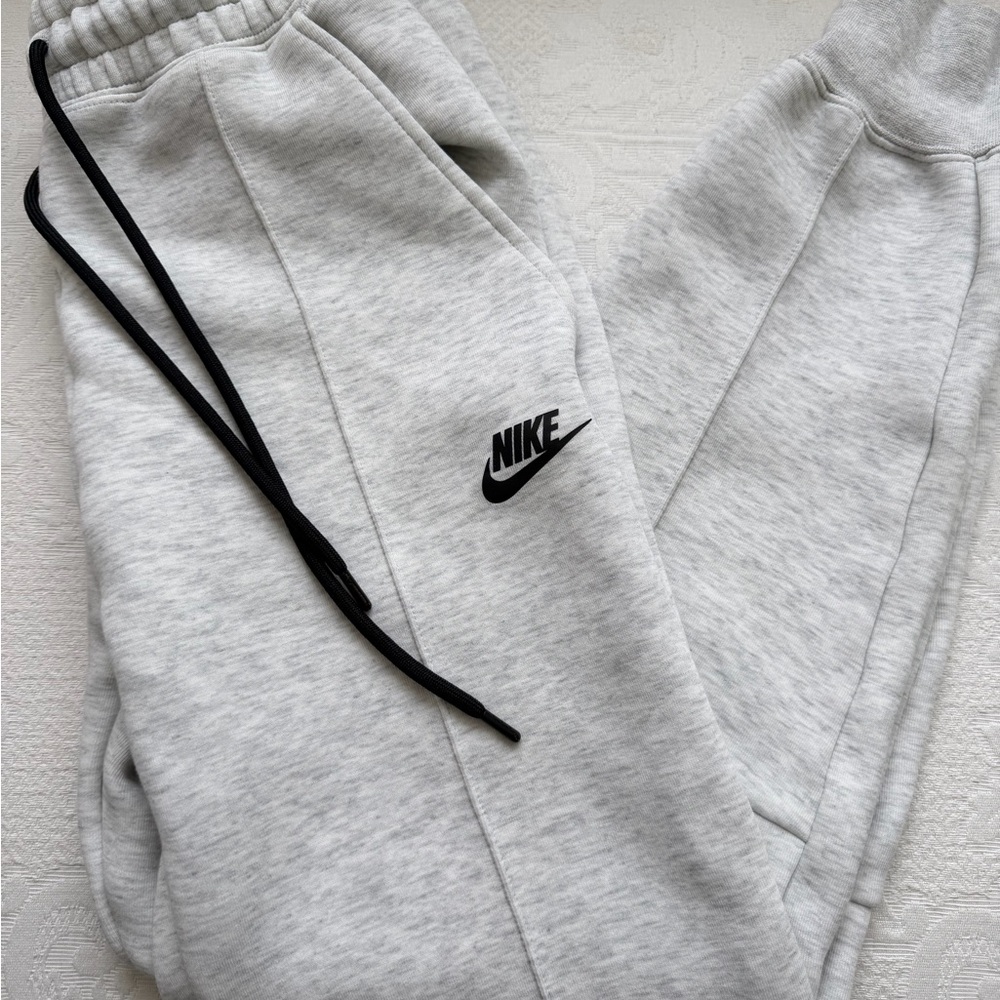 Nike Women Light Gray Sweatpants with Black Accents